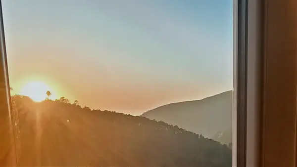 Vista tramonto dalla finestra