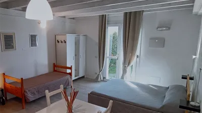 Zona notte con letto matrimoniale e singolo
