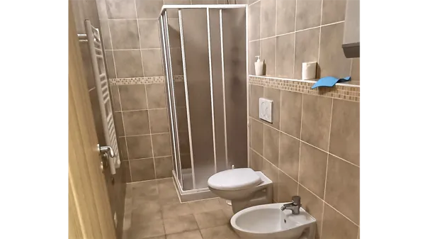 Panoramica del bagno completo