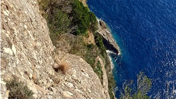Scogliera a picco sul mare