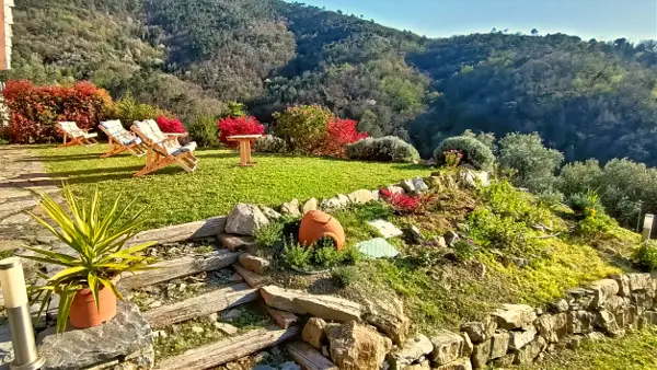 Zona relax nel verde dell'agriturismo