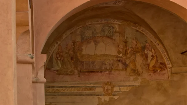 Chiostro con affresco