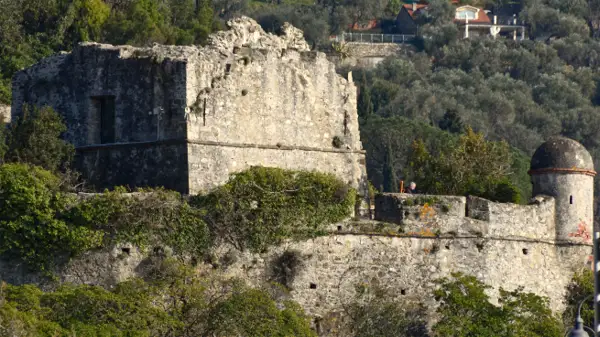 I ruderi della Fortezza di Villafranca