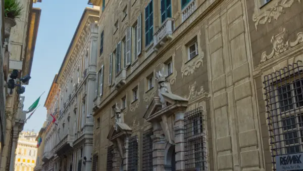 Dettagli delle facciate dei palazzi in Via Garibaldi