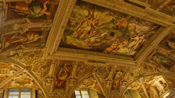 Dettaglio degli affreschi interni di un palazzo