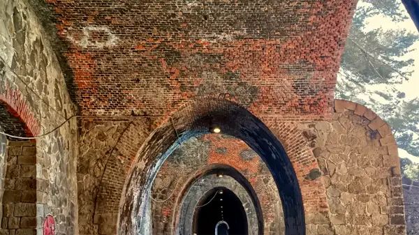 La volta in mattoni di una galleria
