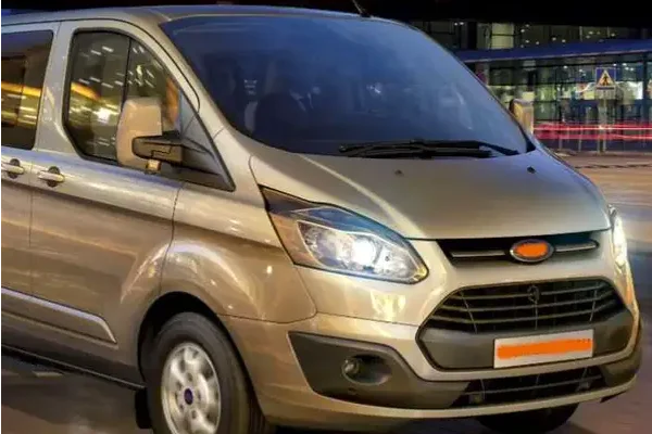 Servizio navetta gratuito Ford Tourneo Custom per gli ospiti dell'Agriturismo Orto dei Rolli a Moneglia