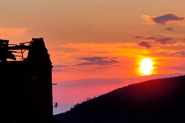 Suggestivo tramonto sul profilo del cascinale dell'Agriturismo Orto dei Rolli a Moneglia
